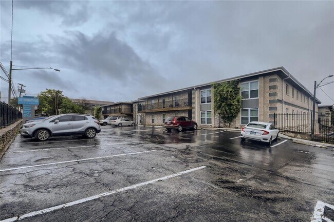 Building Photo - 2401 Manor Rd