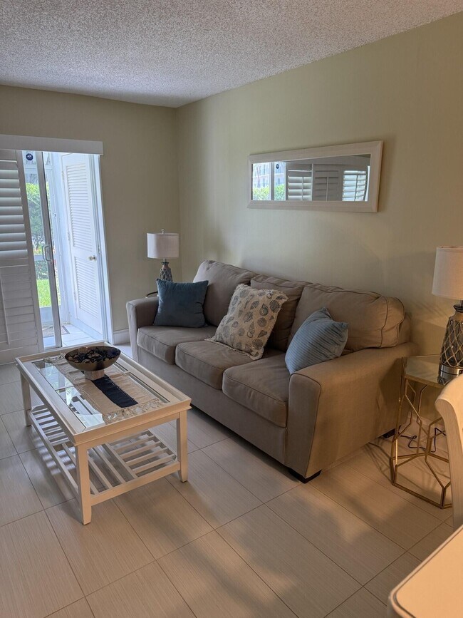 Building Photo - 207 Tropic Isle Dr