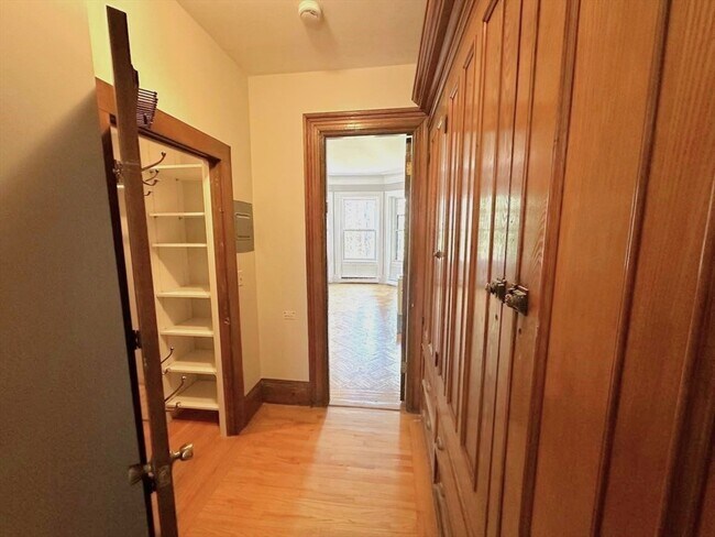 Building Photo - 32 Gloucester St