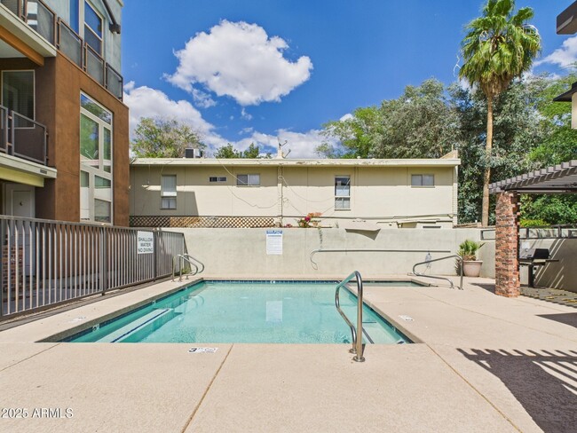 Building Photo - 4816 N Woodmere Fairway