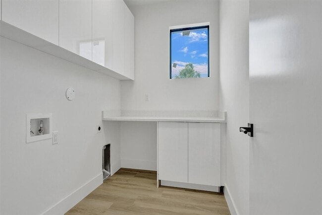 Building Photo - 606 SW 7th Ave