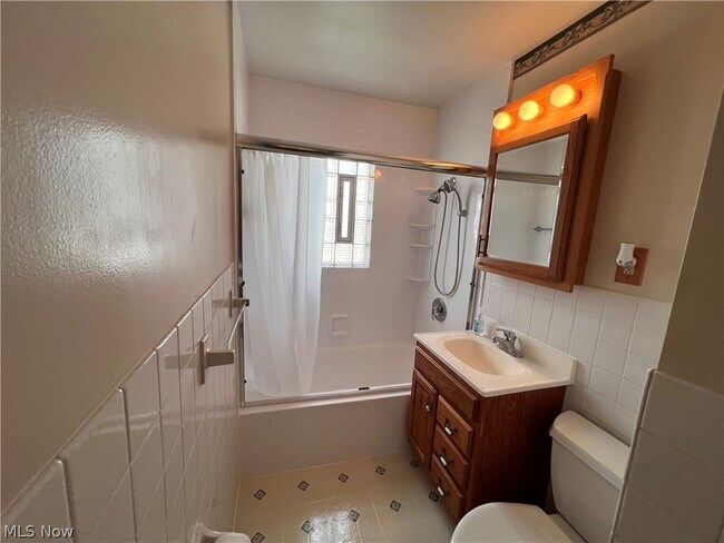 Building Photo - 3006 Torrington Ave