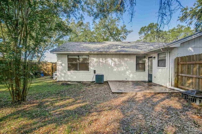 Building Photo - 207 McClure Dr