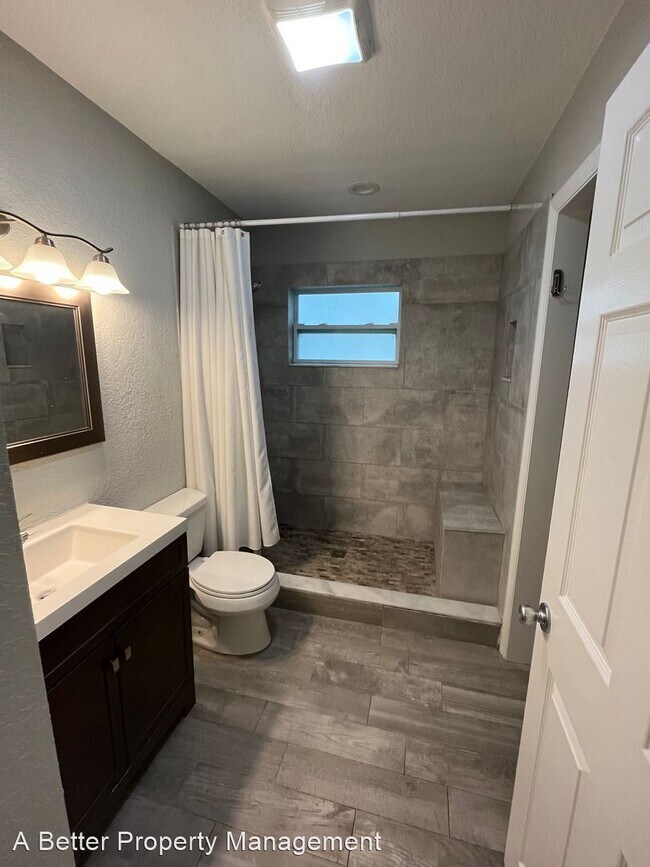 Building Photo - 3 br, 3 bath House - 717 Pinewood Dr