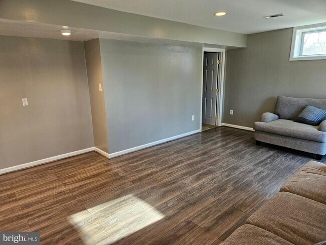 Building Photo - 9296 Hillis Ct