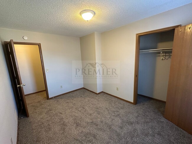 Building Photo - 3 bed / 1.5 bath TH -122 NE Churchill St, ...