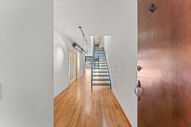 Building Photo - 1005 S Shepherd Dr