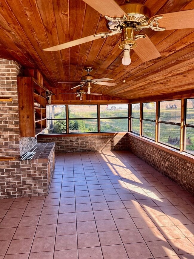 Building Photo - Luxurious Rustic 3300sqft  4BR/3.5BA/Overs...