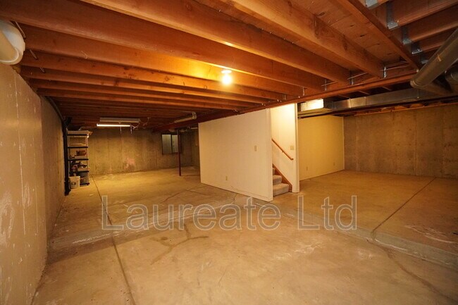Building Photo - 1702 W Dry Creek Rd