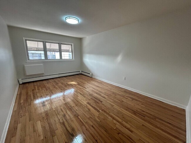 Building Photo - 1902 Barnes Ave