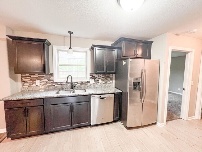 Building Photo - 4 Bedroom 3 Bathroom Home