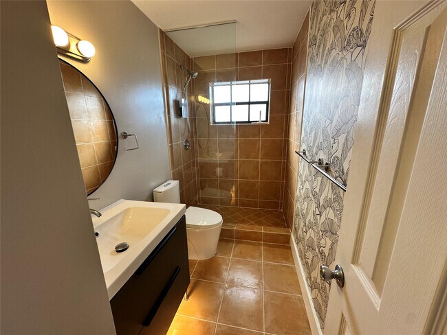 Building Photo - 620 NE 28th St