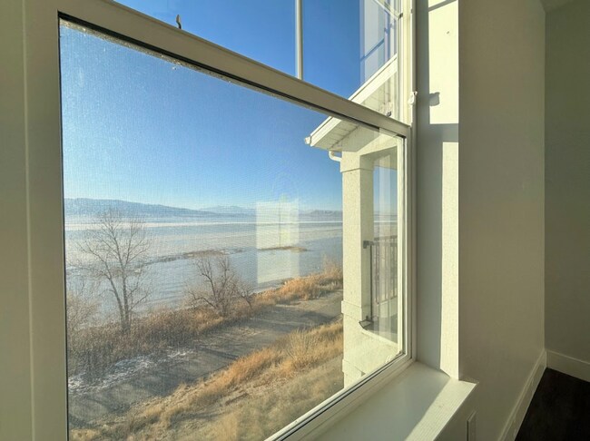 Building Photo - Gorgeous Condo in Vineyard!