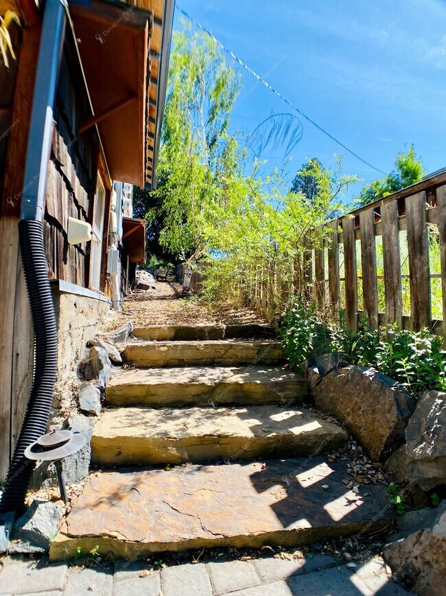 Building Photo - Unfurnished - Charming 3-Bedroom Home in D...