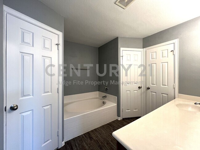 Building Photo - Well Maintained 4/2/2 Home Nestled on Corner Lot in Ft. Worth!