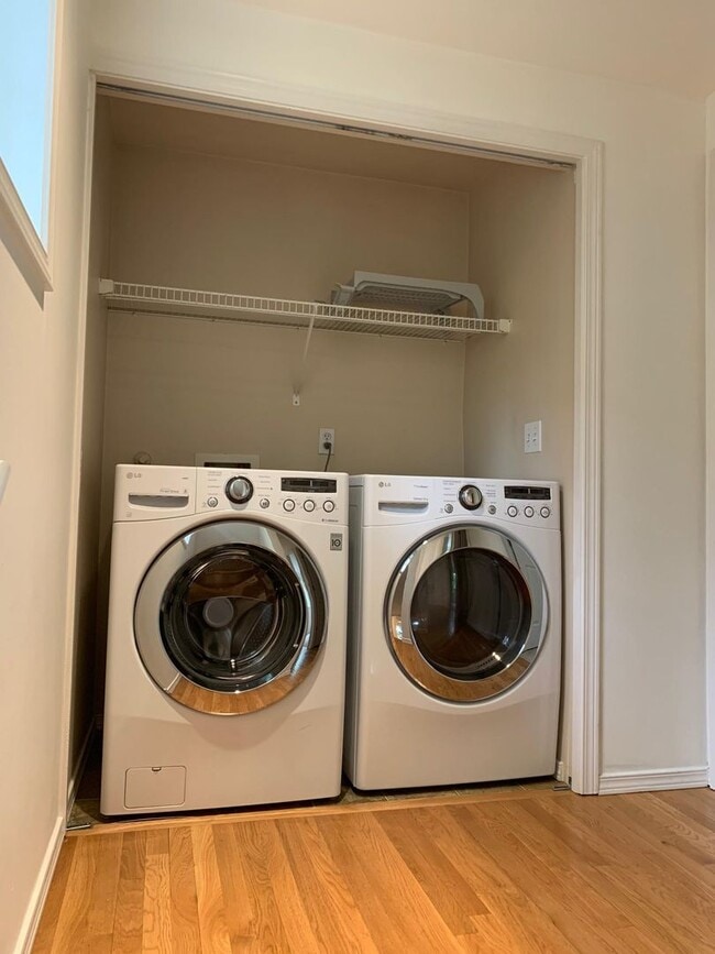 Building Photo - In the heart of Green Lake 3 bed 2.5 bath ...
