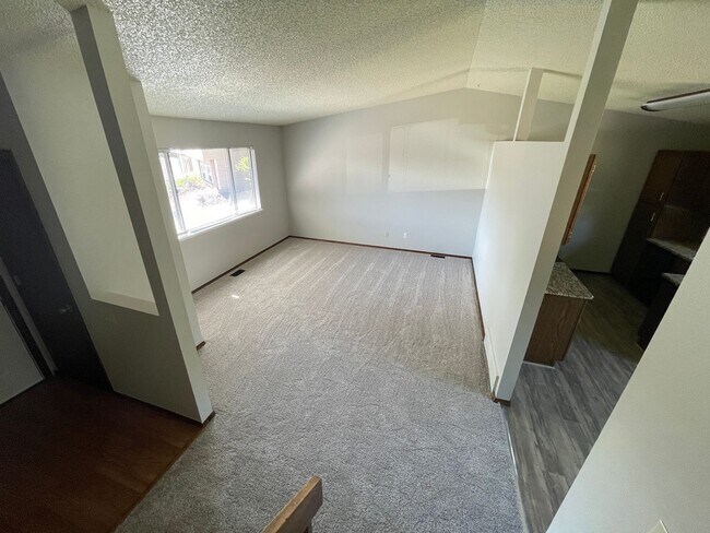 Building Photo - 5 Bedroom D20 Home with Large Backyard