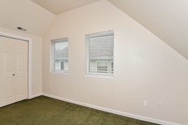 Building Photo - Leasing NOW -- Excellent 7 Bedroom/3 Bathroom Unit Near UW