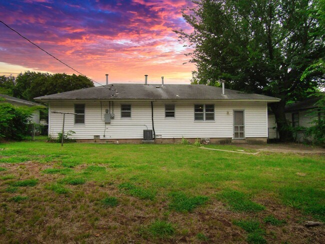 Building Photo - Beautiful Home with Granite and Hardwood!-...
