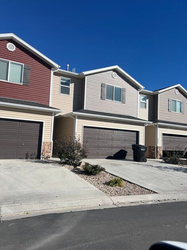Building Photo - PRICE DROP!!!! 3 Bed/2 Bath Townhome Available NOW!!
