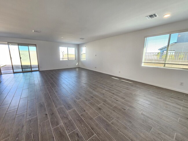 Building Photo - Stunning views