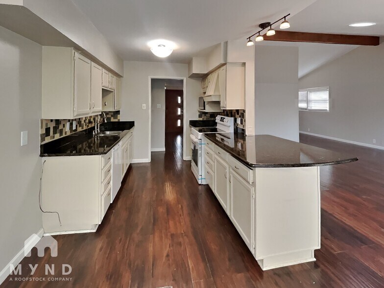 Building Photo - 925 Warren Way
