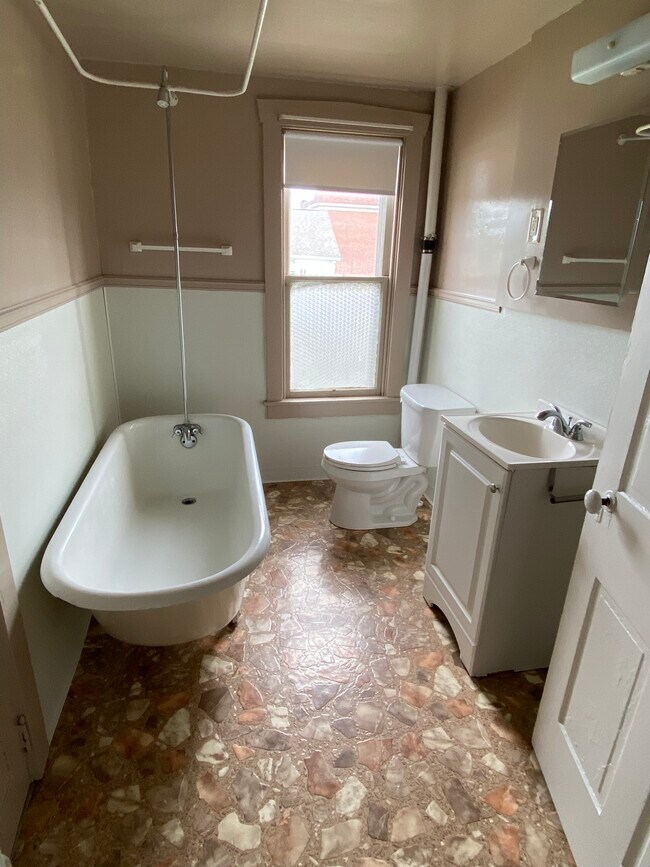 Building Photo - 637 Main St