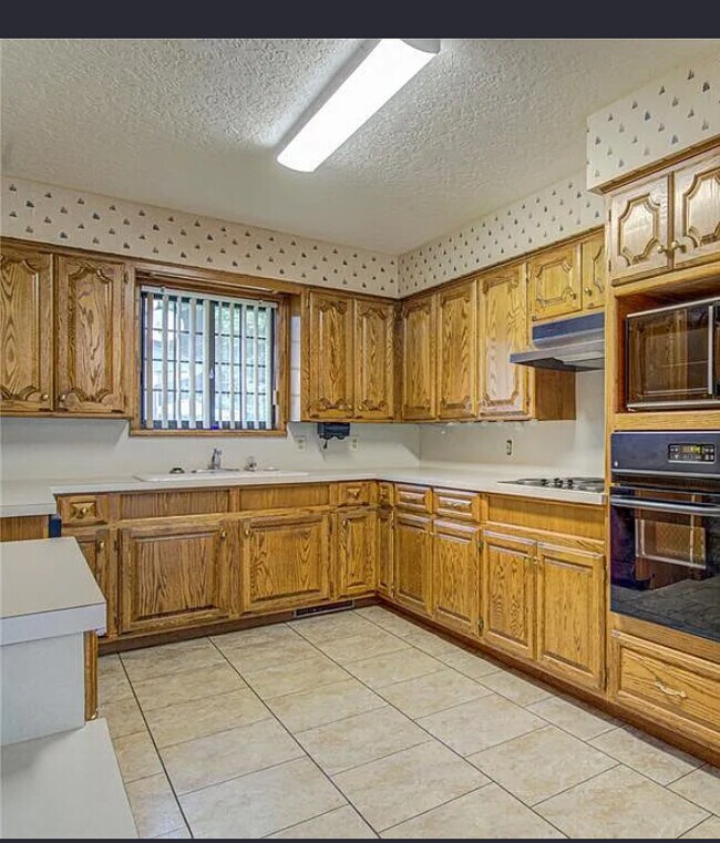 Building Photo - 610 N 6th Ave