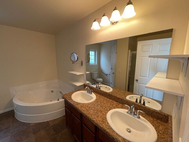 Building Photo - Spacious 3 bed for rent!