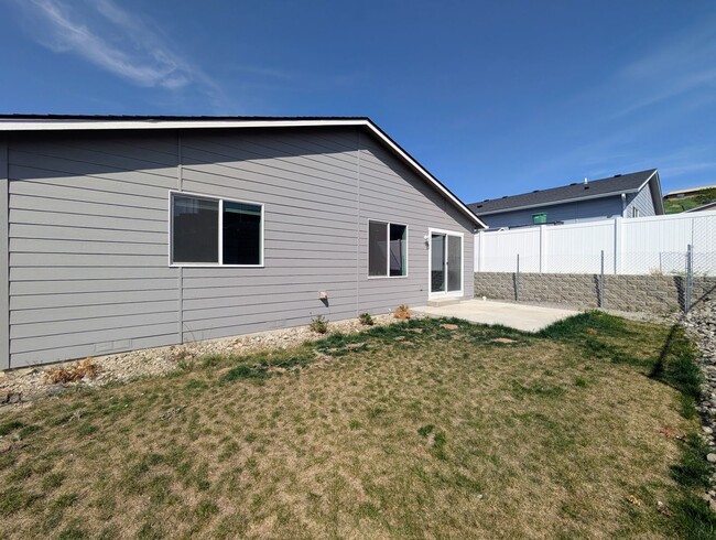 Building Photo - Charming 3-Bed, 2-Bath Home w/ Fenced Yard & W/D!