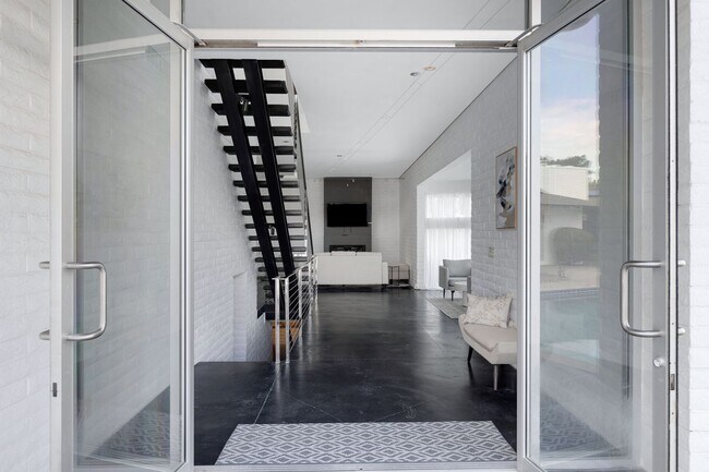 Building Photo - Mid-century modern home in Arcadia with pr...