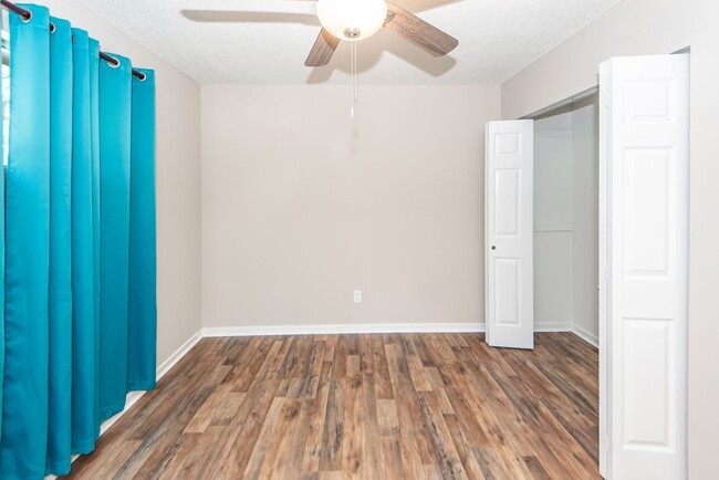 Building Photo - 2 Bedroom 2.5 Bath Townhouse in The Arbor ...