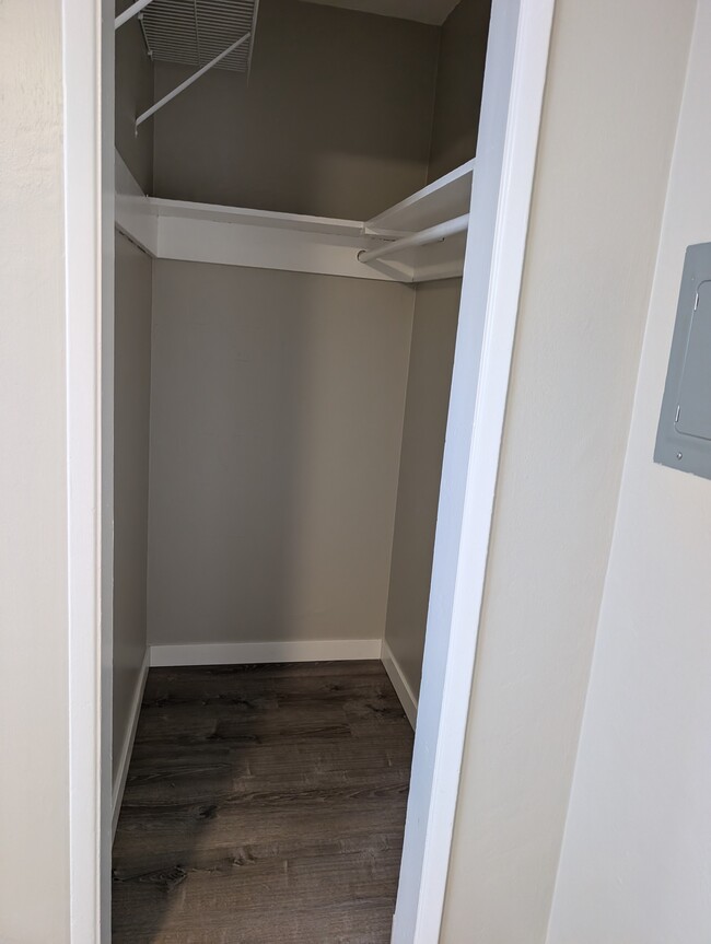 walk-in closet - 4423 College Ave