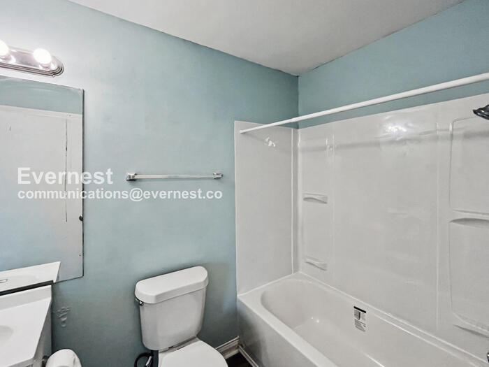 Building Photo - 810 Madison St