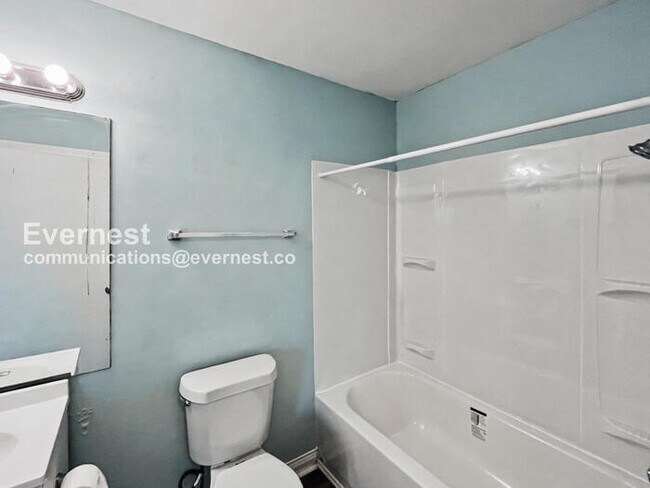 Building Photo - 810 Madison St