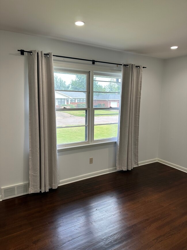 Building Photo - 1516 Sheffield Rd