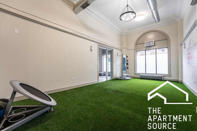 Building Photo - 540 W Briar Pl