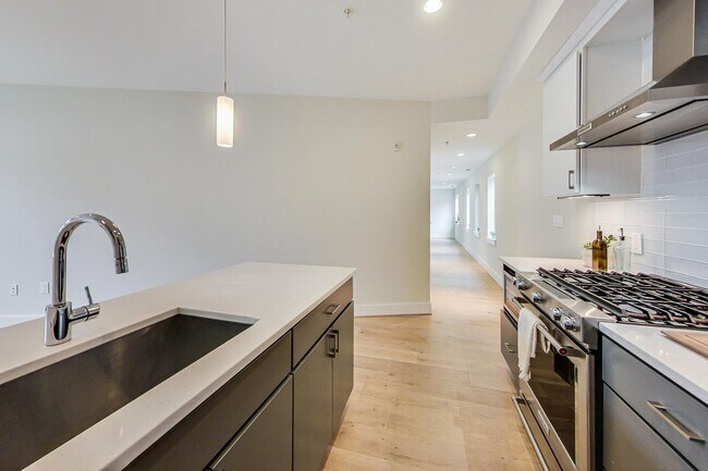 Building Photo - Gorgeous 2 bedroom 2 bath condo just steps from Columbia Hgts center $3,550