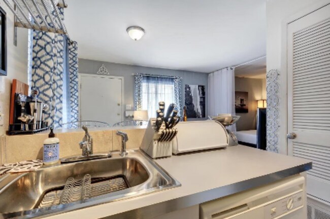 Building Photo - 305 W 35th St