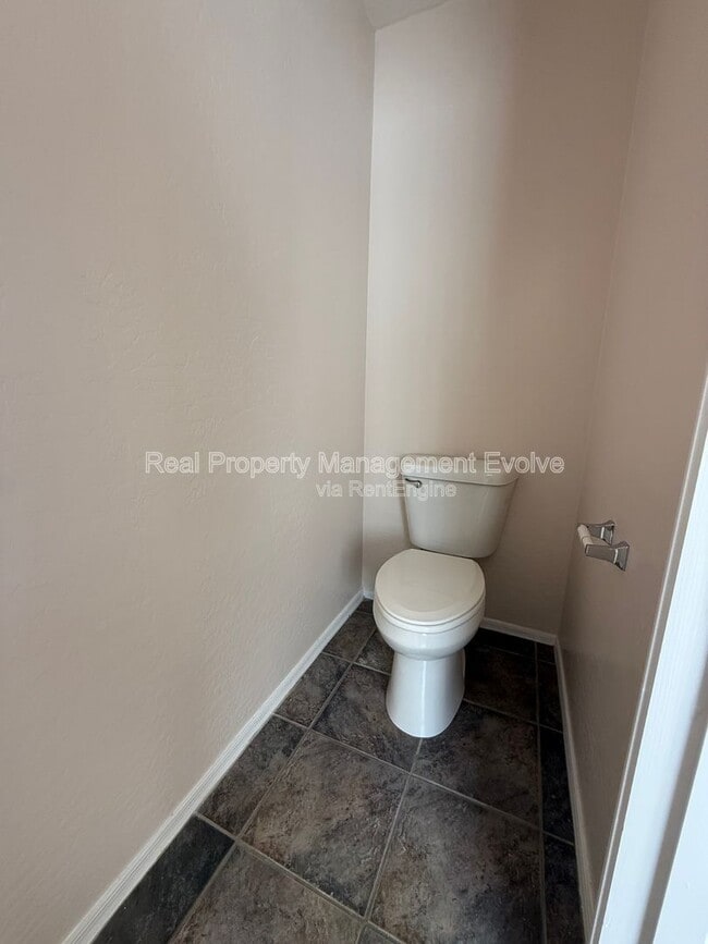 Building Photo - 1677 S Peppertree Dr