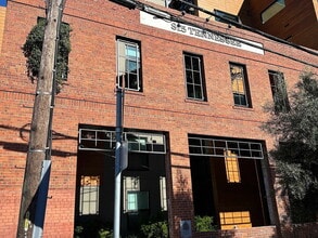 Building Photo - Luxurious Updated Condo in Dogpatch