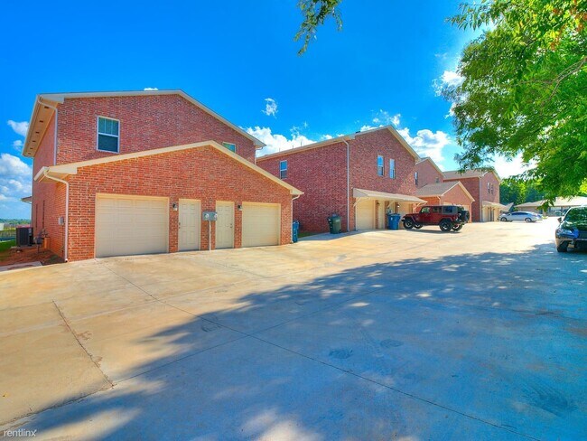 Building Photo - 3 br, 2.5 bath Duplex - 1265 East Main Street