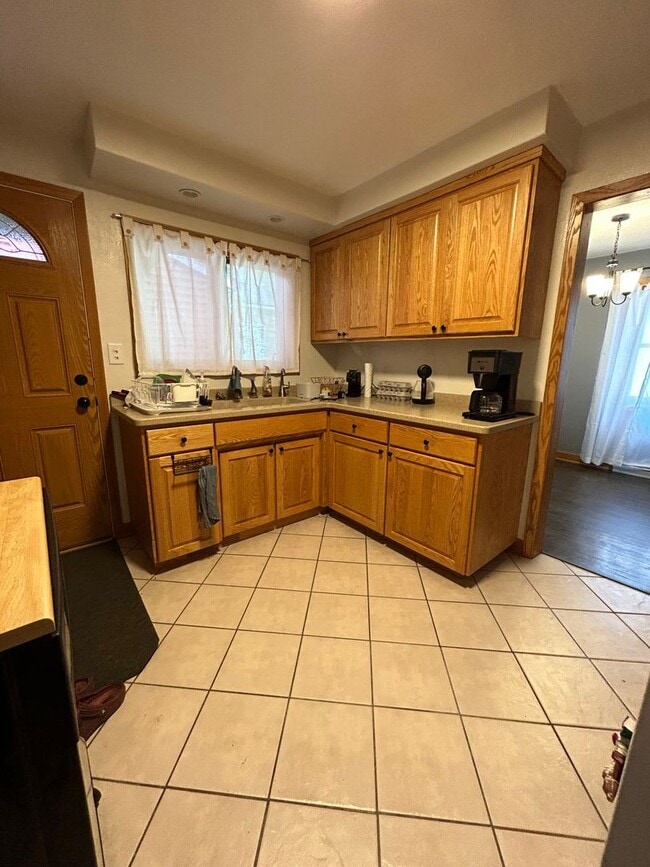 Building Photo - 5 Bedroom 3 Bathroom House in Weigent Hogan!