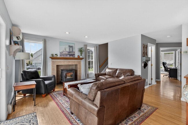 Building Photo - Spacious Stratham Home | Semi-In Ground Pool | Finished Basement | AVAILABLE AUGUST 1st