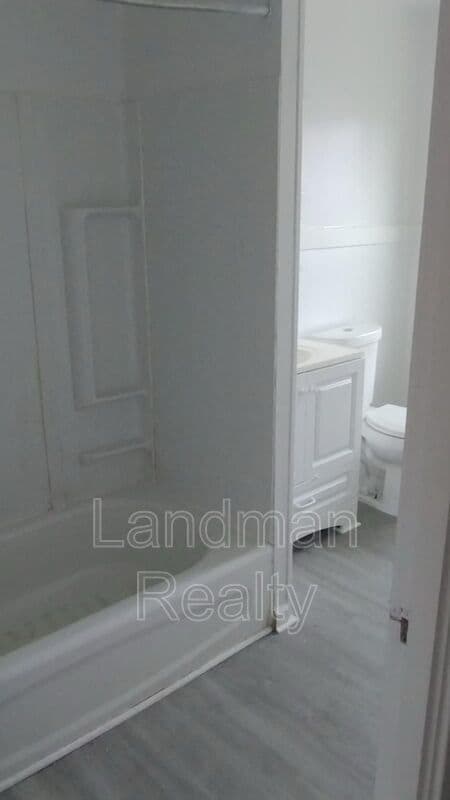 Building Photo - 1404 Maple Ave