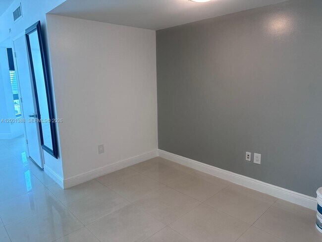 Building Photo - 350 S Miami Ave