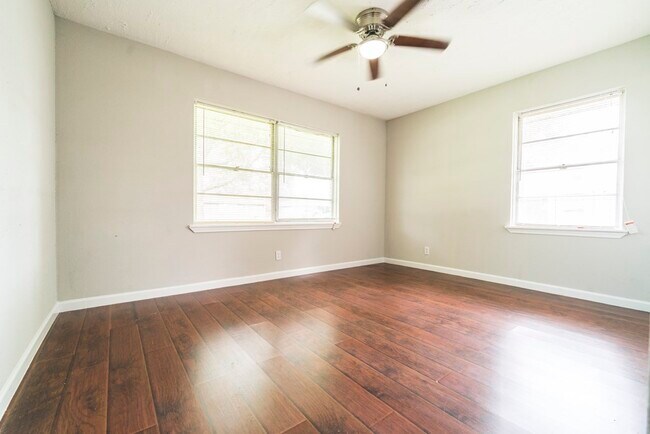 Building Photo - 1510 Greenbriar Ave