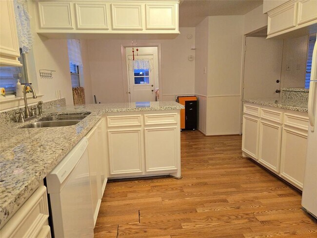 Building Photo - 8918 Mobud Dr