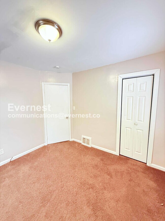 Building Photo - 3 Bed/2 Bath Home with Fenced Yard / Pet-Friendly / Vouchers Accepted / Available Now!