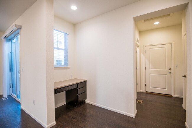 Building Photo - 2 Bedroom 2 1/2 Bath in Mosaic